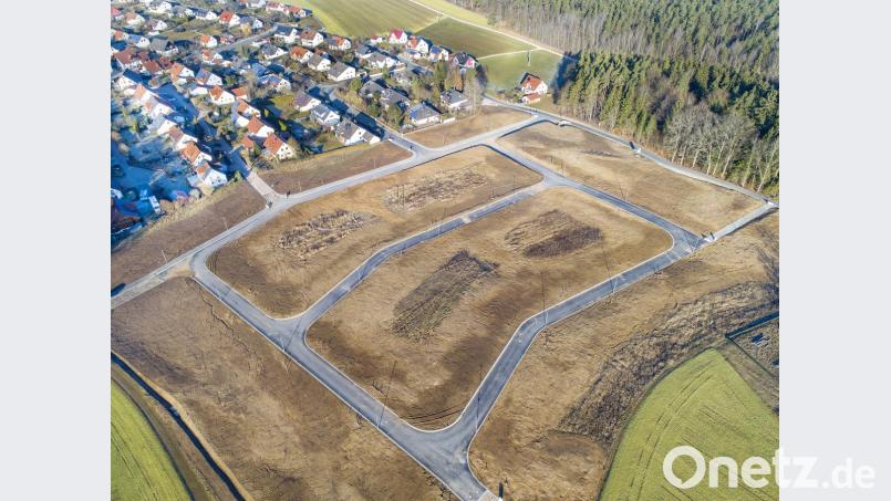 Die Erschließung im Neubaugebiet Kempfenhof-Ost mit 44 Bauplätzen ist abgeschlossen. Bislang haben knapp 90 Bauwillige ihr Kaufinteresse bei der Stadt angemeldet. Jetzt handelt die Kommune, indem sie wegen der hohen Nachfrage vom Stadtrat Vergaberichtlinien absegnen ließ. Bild: Thilo Hierstetter