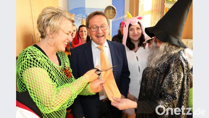 Widerstandslos ließ sich Bürgermeister Hans Donko von der stellvertretenden BBZ-Schulleiterin Claudia Wolf (links) die Krawatte abschneiden. Bild: njn