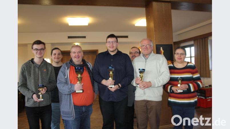 Turnierleiter Andreas Zinkl (Dritter von rechts) und sein Stellvertreter Manuel Fröhlich (Zweiter von links) gratulierten den Pokalgewinnern (von links) Maximilian Glaser, Gerald Rösch, Tobias Brunner, Reinhard Blodig und Elsbeth Horther-Schneider. Bild: frd