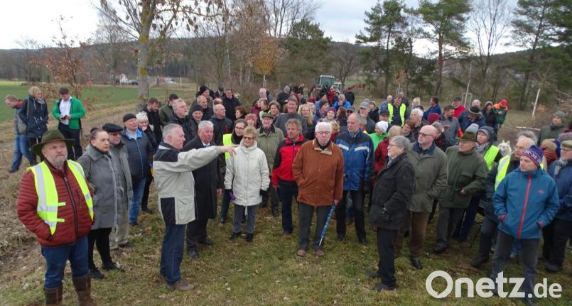 Alois Lukas erläuterte den vielen Teilnehmern den Trassenverlauf unterhalb des steinernen Tisches Richtung Zollhaus am Fuße des Fischerberges. Bild: Dobmeier