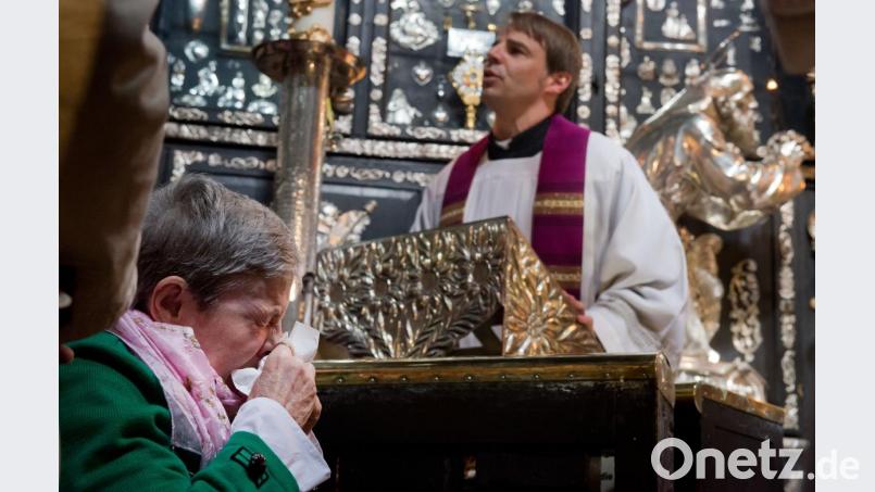 Der künftige Bischof von Passau, der Salesianer-Pater Stefan Oster, spricht am 10.04.2014 in der Gnadenkapelle im Wallfahrtsort Altötting (Bayern). Im Vordergrund weint seine Mutter Maria Magdalena. Bild: Peter Kneffel/dpa