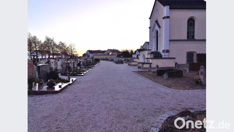 Die Hauptwege des Friedhofs sind wegen des Kieses für Rollstühle und Rollatoren nicht gut geeignet. Sie sollen nun umgebaut werden, ein Konzept wird gerade erarbeitet. Bild: Thomas Dobler