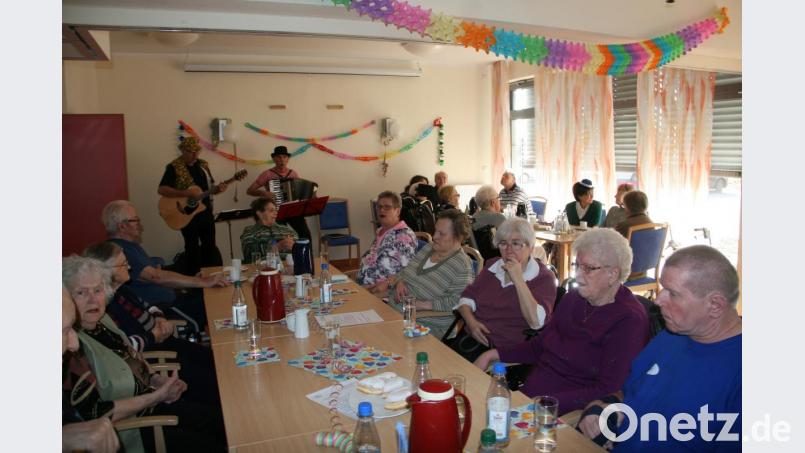 Die Faschingsveranstaltung umrahmen die halbierten „Viertakter“. Bild: wro