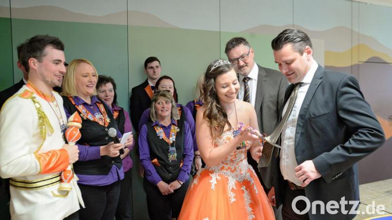 Prinzessin Sabrina greift zur Schere: Die Krawatte des Landrats muss weg. Bild: cv