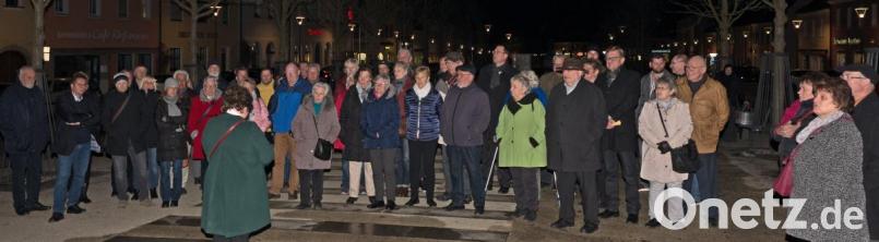 Etwa 60 Gäste aus Lauf und Tirschenreuth nahmen an der speziellen historischen Stadtführung teil. Bild: tr