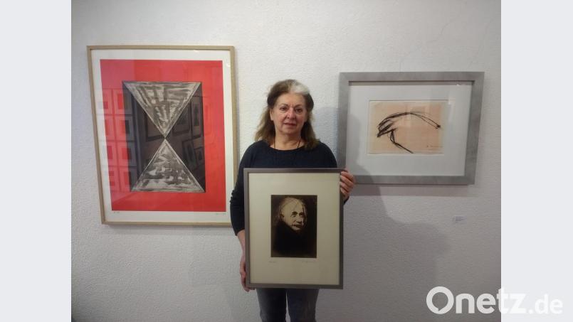 Marianne Schönsteiner-Mehr zeigt in der aktuellen Ausstellung des Kunstkabinetts Regensburg Papierarbeiten von Arnulf Rainer und Günther Förg. Bild: Susanne Wolke