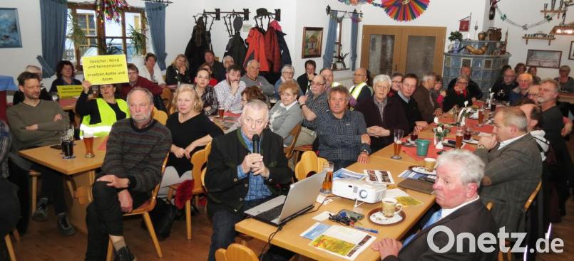 Großes Interesse gab es am CSU-Bürgergespräch in Weiden-Ost zu den Stromtrassen in der Almhütte zu dem Alois Lukas (am Mikrofon) den Trassenverlauf erläuterte. Bild: Dobmeier