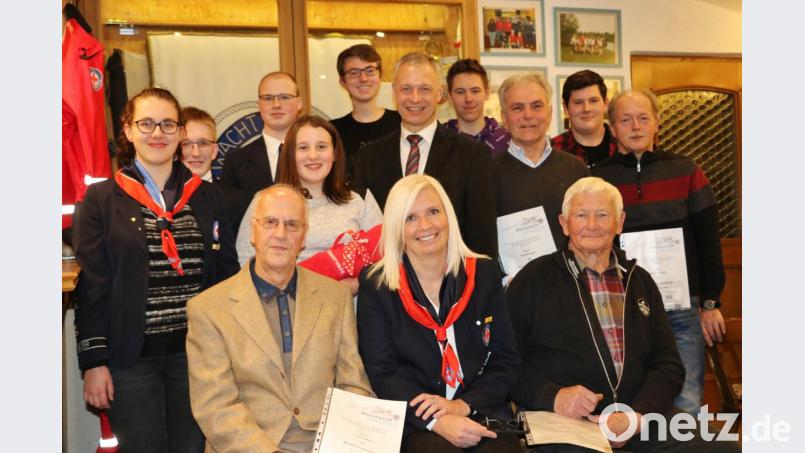 Die Wasserwacht-Ortsgruppe Vilseck-Sorghof zeichnet bei ihrer Jahreshauptversammlung langjährige Mitglieder aus (sitzend, von links): Johann Wolf, stellvertretende Vorsitzende Tanja Eglmeier und Hans Grimm; stehend (von links: Lisa Götz, technischer Leiter Anton Wiesnet, Christian Kurz, Hannah Götz, Alexander Fenk, Zweiter Bürgermeister Thorsten Grädler, Christoph Baum, Peter Wismeth, Bastian Götz und Eduard Bosser. Bild: rha