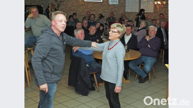 Die positive und negative Wirkung von Energie auf den Körper demonstriert Budokan-Vorstand Jürgen Kraus mit Stadtverbands-Schriftführerin Gertraud Greiner als Anschauungsperson. Bild: Dobmeier