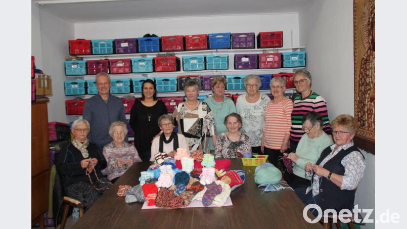 500 Paar Babyschuhe überreicht Leiterin Elfriede Simmerl (stehend, Dritte von links) an Norbert Meister und Tamara Prause (stehend, von links) von Koki. Bild: prh