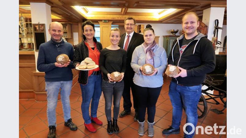 Feinste Backwaren mit Bio-Produkten aus dem Steinwald: Bei der Verkostung freuen sich über die zukünftige Zusammenarbeit (von links) Karl und Manuela Maschauer von der Stadtbäckerei, Anja Schultes, Geschäftsführer Thomas Schultes und Alexandra Remillard von den Friedenfelser Betrieben sowie Florian Maschauer. Bild: bsc