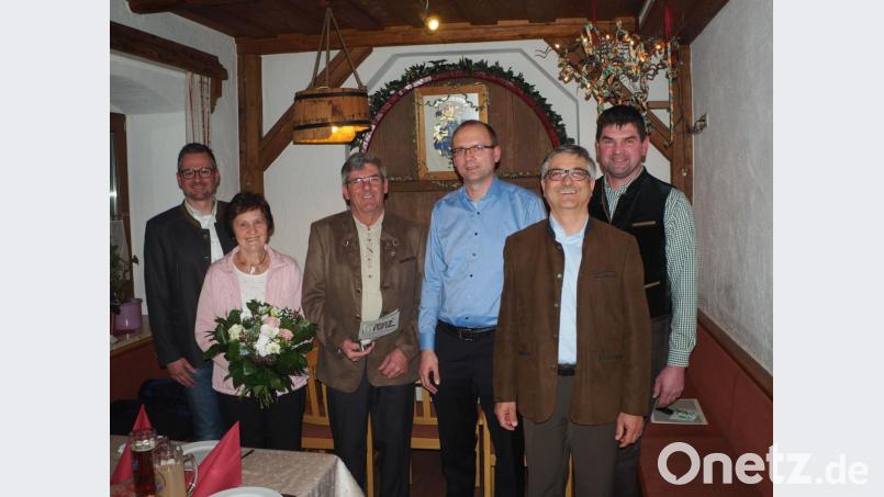 Der Vorstandvorsitzende Markus Stahl, Regionaldirektor Franz Penker vom Genossenschaftsverband, Werner Koch (v.r.) und Dr. Michael Holtschulze (li) vom Werk Lorenz Snack World aus Neunburg würdigten die Leistungen von Hans Hanauer und dankten Anne Hanauer für ihre Unterstützung. Bild: gz