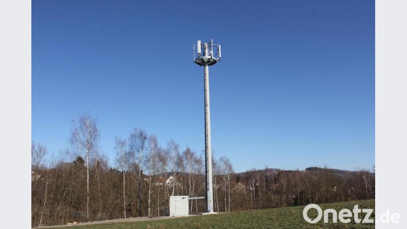 Die Telekom hat der Gemeinde Teunz mitgeteilt, dass der schon seit Monaten aufgestellte Mobilfunkmast nahe der B 22 Anfang März in Betrieb geht. Bild: frd