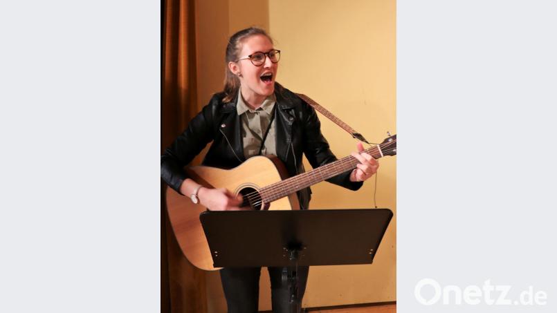 Kathrin Groß dirigiert bei Gottesdienstgestaltungen und anderen Auftritten den Chor und begleitet die Sänger auch mit der Gitarre. Bild: myd