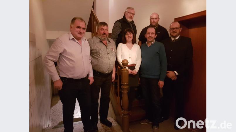 Auf Jahrzehnte in der CSU blicken Mitglieder des Kirchenthumbacher Ortsverbands zurück. In der Jahreshauptversammlung gibt es dafür Dank in Form von Ehrenurkunden. Unser Bild zeigt (von links) Christian Fronhöfer, Josef Schreglmann, Gabi Strauss, Anton Wiesnet und Landrat Andreas Meier sowie (hinten, von links) Albrecht und Tassilo Heimberg. Bild: exb