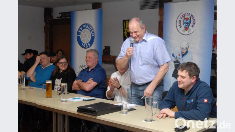 Thomas Siller (stehend) hatte beim Fanstammtisch gut lachen. Bild: gb