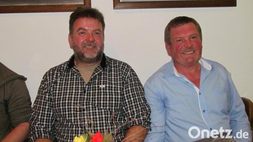 Jagdpächter Gunther König (links) und Jagdvorsteher Josef Fütterer bei der Jahreshauptversammlung der Jagdgenossenschaft im Feuerwehrhaus. Bild: is