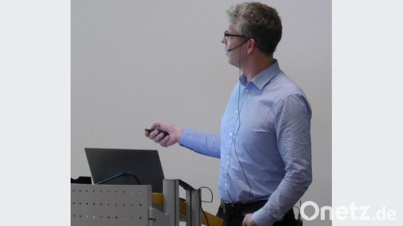 Professor Frank Brenker bei seinem Referat über die Kinderstube unseres Sonnensystems Bild: fsb