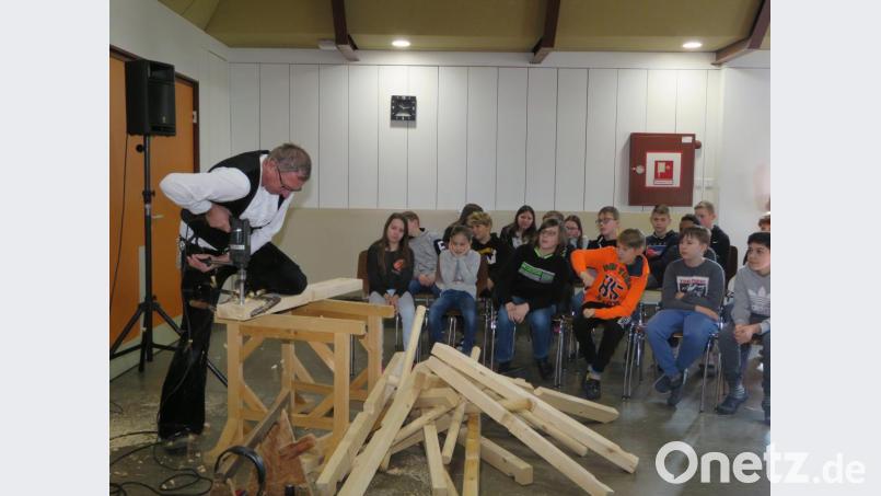 Mit Bohrer, Säge und allerlei Handwerkszeug demonstrierte Betz anschaulich seine Leidenschaft zum Handwerk. Bild: ubb