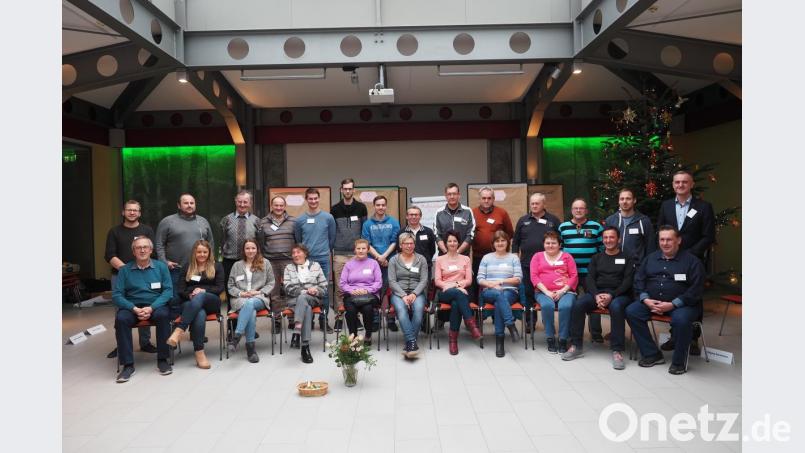 Die Dorfbewohner von Thonhausen beschäftigten sich einen Tag lang mit der geplanten einfachen Dorferneuerung des Amts für Ländliche Entwicklung (ALE) im Atrium der Mittelschule Ursensollen. Bild: ua