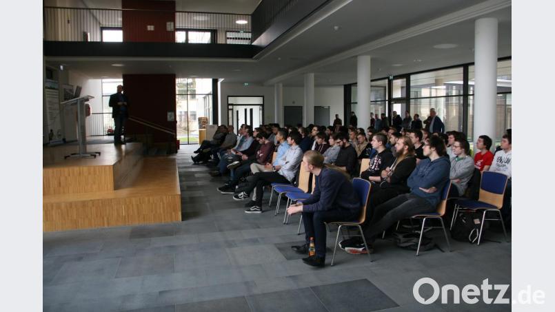 Die Fachvorträge fanden in der Schulaula statt. Dort war ausreichend Platz für die 105 interessierten EDV-Fachschüler. Bild: wro