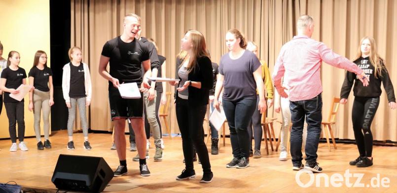 Während der Probe gibt Regisseur Wolfgang Bräutigam (Zweiter von rechts) immer wieder Hilfestellung. Bild: Doris Mayer