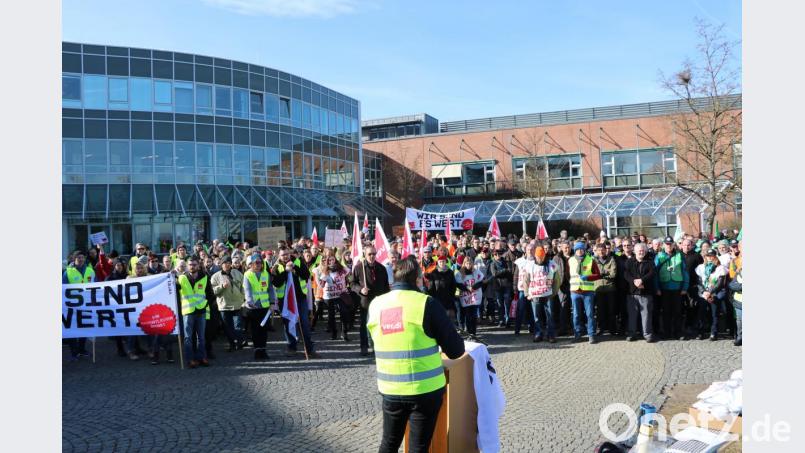 Angestellte des öffentlichen Dienstes aus der ganzen Oberpfalz nehmen an Warnstreik in Regensburg teil. Bild: Elisabeth Weiten