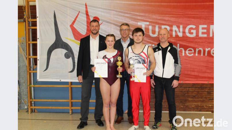 Lea Tretter und Moritz Helgert verteidigten ihre Titel bei der Stadtmeisterschaft im Turnen. Im Bild (von links) Sport- und Jugendbeauftragter Hubert Rosner, Lea Tretter, Bürgermeister Franz Stahl, Moritz Helgert und TG-Vorsitzender Wolfgang Rahm. Bild: hä