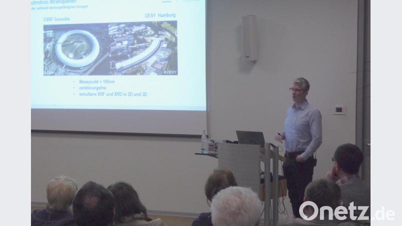 Professor Frank Brenker bei seinem Referat über die Kinderstube unseres Sonnensystems. Bild: fsb