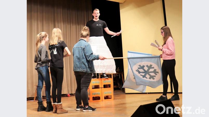 Die Proben laufen auf Hochtouren. Sobald die Bühnenbauer (Väter und Verwandte) tätig geworden sind, wird die Bühne zu Grünland, der Heimat von Tabaluga. „Schneemann Arktos“, gespielt von Lukas Braun, trägt schon einen Teil seines Kostüms, einen weiten Reifrock. Bild: myd