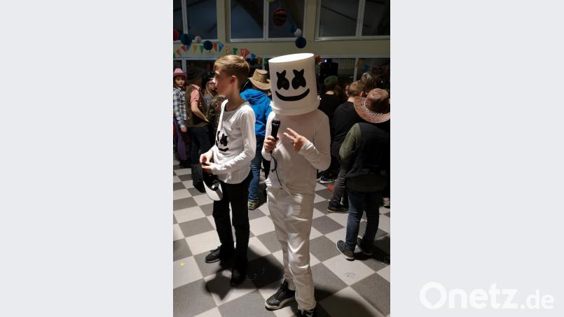 Mit seinem Kostüm als DJ Marschmellow schoss ein Mittelschüler den Vogel ab. Bild: jzk