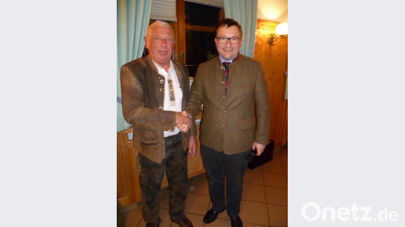 Nach 21 Jahren im Vorstand, davon sechs Jahre als 1. Vorsitzender, schied Franz Erras (links) aus der BJV-Führungsmannschaft aus und machte Platz für Jüngere. Sein Nachfolger Ruppert Schmid (rechts) dankte ihm für seine langjährige Arbeit in der Kreisgruppe. Bild: Wink, Liliane