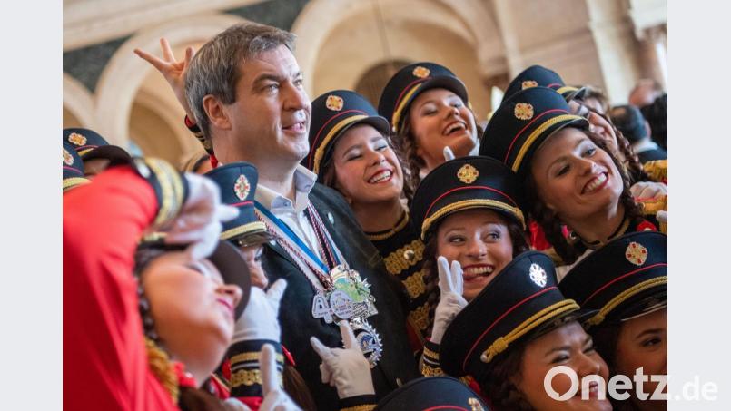 Ministerpräsident Markus Söder mit Gardemädchen im Kuppelsaal in der Staatskanzlei. Ministerpräsident. Bild: Lino Mirgeler/dpa