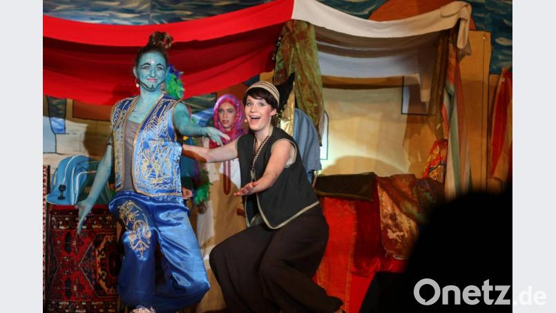 „Aladdin“ freut sich im gleichnamigen Musical über die tatkräftige Hilfe durch den Flaschengeist Dschinn. Seit einigen Jahren bringt der Jugendchor Musicals auf die Bühne. Bild: myd