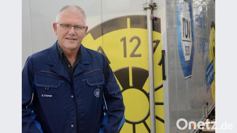 TÜV-Prüfer Steffen Cramer beurteilt die Zulässigkeit der Faschingswagen, damit sicher gefeiert werden kann. Bild: Gabi Schönberger