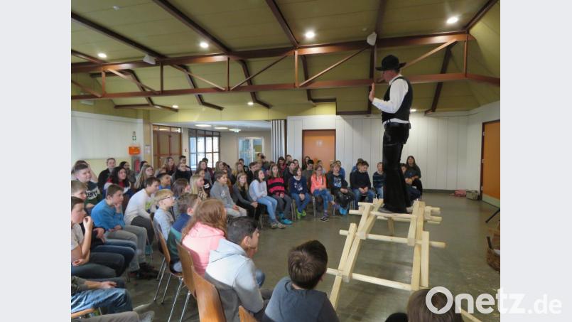 Auf der "Brücke" aus Holzbohlen demonstrierte Zimmermeister Richard Betz, was für ihn Handwerk ausmacht. Bild: ubb