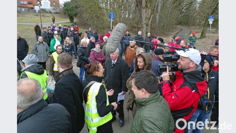 Großer Andrang CSU-Ortsbegehung und Medieninteresse:
Großer Andrang am Ende des Hopfenwegs zur Begehung der geplanten Erdverkabelung, auch ein BR-Fernsehteam war vor Ort. Bild: Dobmeier Bild: Dobmeier