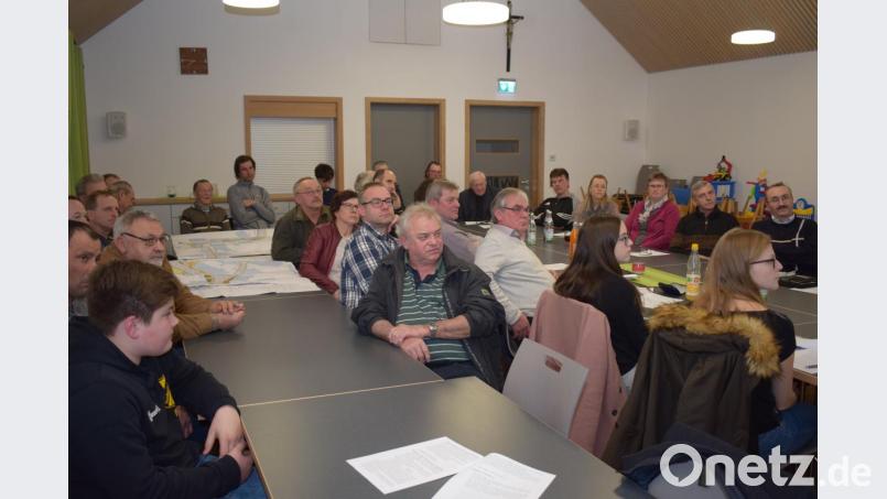 Mehrheitlich die Bürger von Weidenthal besuchten die öffentliche Vorstandssitzung der Teilnehmergemeinschaft. Nächstes Jahr beginnt in ihren Fluren der Wegebau. Bild: bnr