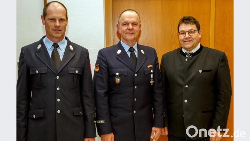 Bürgermeister Thomas Falter (von rechts) gratulierte dem neuen Kommandanten der Wackersdorfer Feuerwehr, Jochen Sander, und seinem Stellvertreter Dieter Schick. Bild: Hösamer