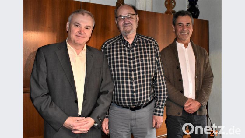 Schulamtsdirektor Rudolf Kunz (rechts) und Bürgermeister Günter Kopp (links) gratulieren Siegfried Himmelstoß zum 75. Geburtstag. Der Jubilar war von 2001 bis 2007 Schulamtsdirektor. Bild: exb