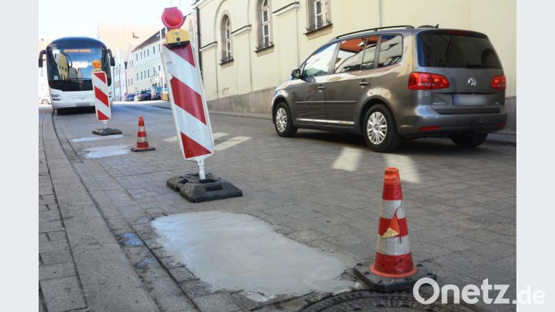 Die gröbsten Löcher im Pflaster des Stadtplatzes, wie hier beim Rathaus, lässt die Stadt für den Faschingszug schließen. Bild: Gabi Schönberger