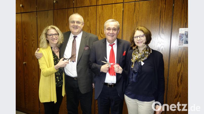 Die Damen legten Hand an: Petra Schimandl (links, Vorzimmer des Oberbürgermeisters) und Judith Peter (Schulabteilung) schnappen sich Bürgermeister Lothar Höher (Zweiter von links) und Oberbürgermeister Kurt Seggewiß. Bild: exb