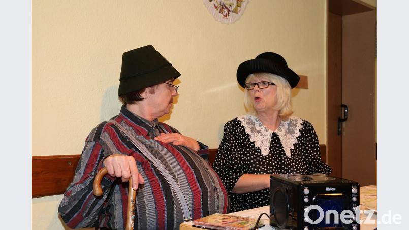 „Marie &amp; Franz Xaver“ strapazierten die Lachmuskeln der Besucherinnen. Helga Trottmann (rechts) und Bärbel Völkl (links) bekamen beim Faschingskaffeekränzchen des Müttervereins für ihr schauspielerisches Talent viel Beifall. Bild: bsc