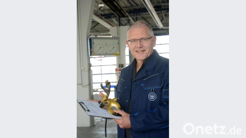 Steffen Cramer beurteilt die Zulässigkeit der Faschingswagen, damit sicher gefeiert werden kann. Bild: Gabi Schönberger