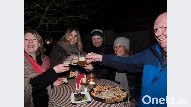 Die Organisatorinnen des Projekts "Zeit-ab-gleich" Regina Rosner und Ina Schönwald (von links), ließen sich den Zoigl schmecken. Bild: tr