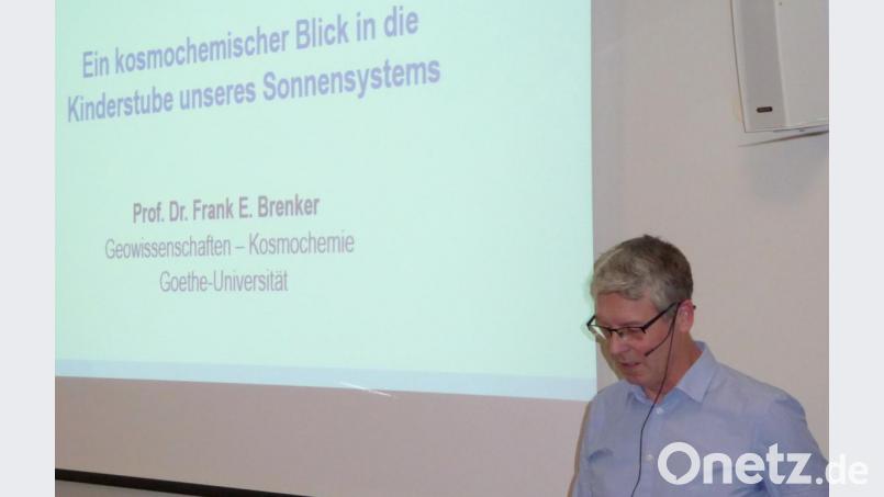 Professor Frank Brenker bei seinem Referat über die Kinderstube unseres Sonnensystems. Bild: fsb