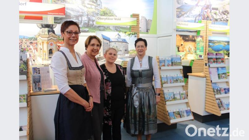 Veronika Perschl, Annette Karl, Christina Kircher und Renate Zupfer-Vilas (von links) vertreten die Tourismusgemeinschaft Oberpfälzer Wald. Bild: exb