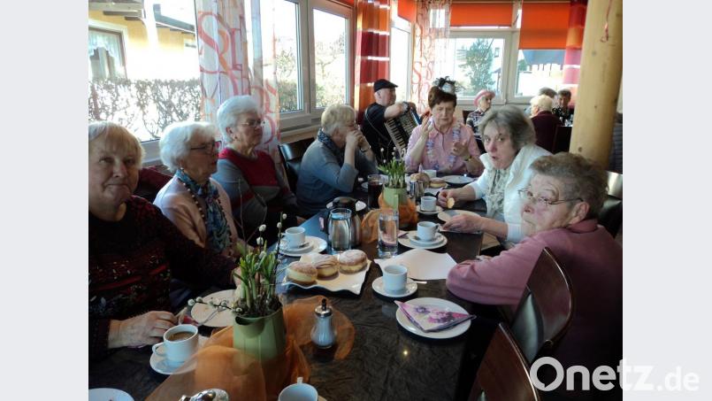 Bei Kaffee und Krapfen wurde Fasching gefeiert. Bild: ksi