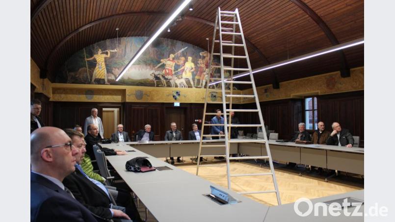 Zufrieden zeigt sich der Stadtrat mit dem Ergebnis der Sanierung des Auerbacher Rathauses. Hier testet er den neu gestalteten Sitzungssaal. Bild: cs