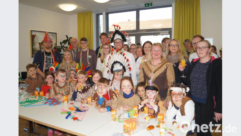 Rund ging es im Rathaus, als die Nachmittagsgruppe „Villa Kunterbunt“ von der Kita „Maria Königin“ mit Bürgermeister Ernst Lenk als „Indianer-Häuptling“ (Mitte, stehend), den Bediensteten der VG Schirmitz und Eltern gemeinsam einen Indianer-Fasching feierten. Bild: du
